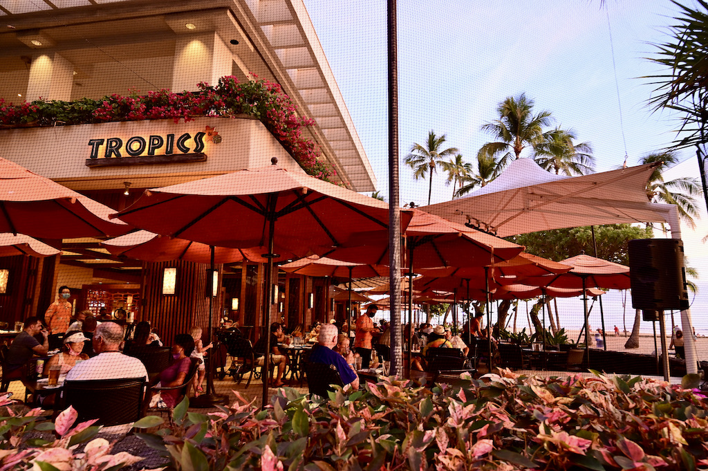 Hilton Hawaiian Village - Tropics Bar & Grill